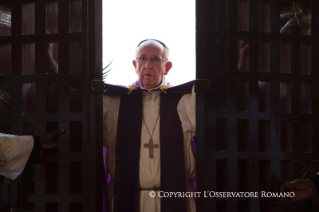 13-Viaggio Apostolico: Apertura della Porta Santa della Cattedrale di Bangui - Santa Messa con Sacerdoti, Religiosi, Religiose, Catechisti e giovani 