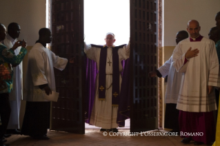16-Viagem Apostólica: Abertura da Porta Santa da Catedral de Bangui e Santa Missa com Sacerdotes, Religiosos, Religiosas, Catequistas e jovens em Bangui