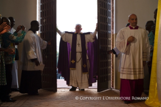 17-Viagem Apostólica: Abertura da Porta Santa da Catedral de Bangui e Santa Missa com Sacerdotes, Religiosos, Religiosas, Catequistas e jovens em Bangui
