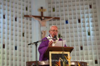 32-Viaggio Apostolico: Apertura della Porta Santa della Cattedrale di Bangui - Santa Messa con Sacerdoti, Religiosi, Religiose, Catechisti e giovani 