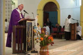 33-Viagem Apostólica: Abertura da Porta Santa da Catedral de Bangui e Santa Missa com Sacerdotes, Religiosos, Religiosas, Catequistas e jovens em Bangui