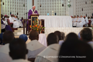 34-Viagem Apostólica: Abertura da Porta Santa da Catedral de Bangui e Santa Missa com Sacerdotes, Religiosos, Religiosas, Catequistas e jovens em Bangui