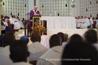 34-Voyage apostolique : Ouverture de la Porte Sainte de la Cathédrale de Bangui - Messe avec les pr&#xea;tres, religieux, religieuses, cat&#xe9;chistes et jeunes 