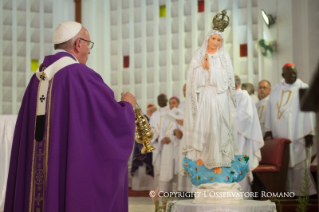 35-Viagem Apostólica: Abertura da Porta Santa da Catedral de Bangui e Santa Missa com Sacerdotes, Religiosos, Religiosas, Catequistas e jovens em Bangui