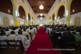 36-الزيارة الرسوليّة إلى أفريقيا الوسطى: القدّاس الإلهي في كاتدرائية بانغي مع الكهنة والمكرّسين والعلمانيّين الملتزمين