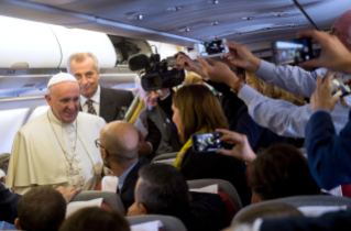 0-Viaje apostólico: Saludo a los periodistas durante el vuelo Roma-La Habana