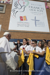 0-Voyage apostolique : Visite à l'école « Notre-Dame, Reine des Anges » et rencontre avec des enfants et des familles d'immigrés