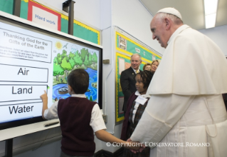 3-Viaje apostólico: Visita a la escuela Nuestra Se&#xf1;ora Reina de los &#xc1;ngeles y encuentro con ni&#xf1;os y familias de inmigrantes