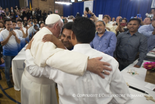 7-Voyage apostolique : Visite à l'école « Notre-Dame, Reine des Anges » et rencontre avec des enfants et des familles d'immigrés