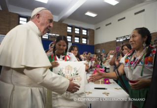 9-Voyage apostolique : Visite à l'école « Notre-Dame, Reine des Anges » et rencontre avec des enfants et des familles d'immigrés