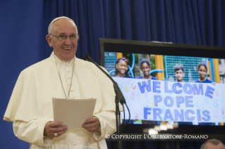 13-Viaje apostólico: Visita a la escuela Nuestra Se&#xf1;ora Reina de los &#xc1;ngeles y encuentro con ni&#xf1;os y familias de inmigrantes