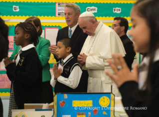 19-Voyage apostolique : Visite à l'école « Notre-Dame, Reine des Anges » et rencontre avec des enfants et des familles d'immigrés