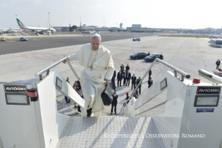 3-Viaje apostólico: Saludo a los periodistas durante el vuelo Roma-Quito