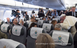 4-Viaje apostólico: Saludo a los periodistas durante el vuelo Roma-Quito