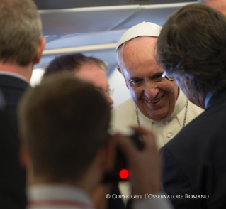1-Viaje apostólico: Saludo a los periodistas durante el vuelo Roma-Quito