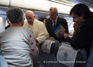 0-Viaje apostólico: Saludo a los periodistas durante el vuelo Roma-Quito