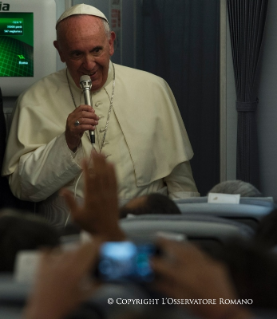 5-Viagem Apostólica: Conversa do Papa com os jornalistas durante a viagem de retorno de Asunci&#xf3;n a Roma