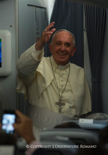 2-Viagem Apostólica: Conversa do Papa com os jornalistas durante a viagem de retorno de Asunci&#xf3;n a Roma