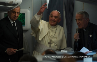 6-Viagem Apostólica: Conversa do Papa com os jornalistas durante a viagem de retorno de Asunci&#xf3;n a Roma
