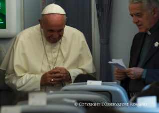 8-Viaggio Apostolico: Conversazione del Papa con i giornalisti nel viaggio di ritorno da Asunción a Roma