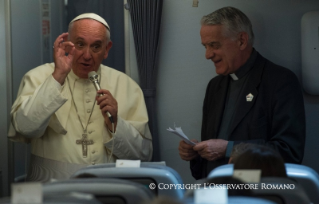 11-Viaggio Apostolico: Conversazione del Papa con i giornalisti nel viaggio di ritorno da Asunción a Roma