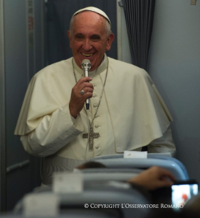 10-Viagem Apostólica: Conversa do Papa com os jornalistas durante a viagem de retorno de Asunci&#xf3;n a Roma