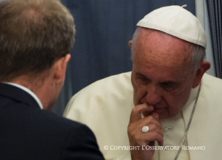 9-Viaggio Apostolico: Conversazione del Papa con i giornalisti nel viaggio di ritorno da Asunción a Roma