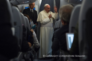 12-Viagem Apostólica: Conversa do Papa com os jornalistas durante a viagem de retorno de Asunci&#xf3;n a Roma
