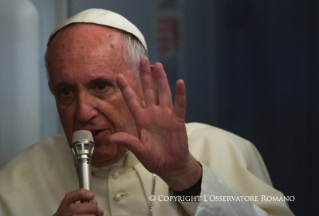 15-Viaggio Apostolico: Conversazione del Papa con i giornalisti nel viaggio di ritorno da Asunción a Roma