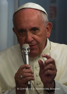 17-Viagem Apostólica: Conversa do Papa com os jornalistas durante a viagem de retorno de Asunci&#xf3;n a Roma