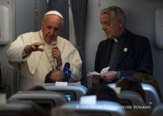 18-Viagem Apostólica: Conversa do Papa com os jornalistas durante a viagem de retorno de Asunci&#xf3;n a Roma