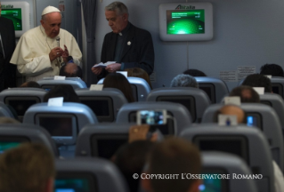 19-Viagem Apostólica: Conversa do Papa com os jornalistas durante a viagem de retorno de Asunci&#xf3;n a Roma