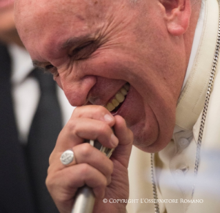 0-Viaggio Apostolico: Conversazione del Papa con i giornalisti nel viaggio di ritorno da Asunción a Roma