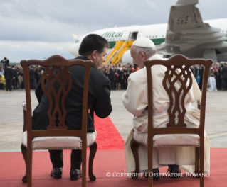 5-Viaje apostólico: Encuentro con las autoridades y con el Cuerpo Diplomático en los jardines del Palacio de López 