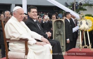 4-Viaje apostólico: Encuentro con las autoridades y con el Cuerpo Diplomático en los jardines del Palacio de López 