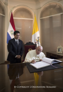 9-Viaje apostólico: Encuentro con las autoridades y con el Cuerpo Diplomático en los jardines del Palacio de López 