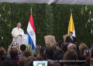 14-Viaje apostólico: Encuentro con las autoridades y con el Cuerpo Diplomático en los jardines del Palacio de López 
