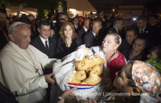 13-Viaje apostólico: Encuentro con las autoridades y con el Cuerpo Diplomático en los jardines del Palacio de López 