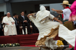 15-Viaje apostólico: Encuentro con las autoridades y con el Cuerpo Diplomático en los jardines del Palacio de López 