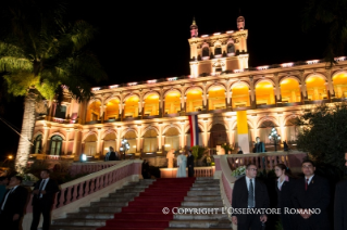 18-Viaje apostólico: Encuentro con las autoridades y con el Cuerpo Diplomático en los jardines del Palacio de López 