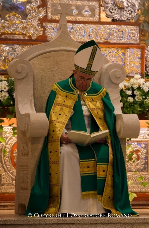 2-Viaggio Apostolico: Vespri con Vescovi, Sacerdoti, Diaconi, Religiosi, Religiose, Seminaristi e Movimenti cattolici 