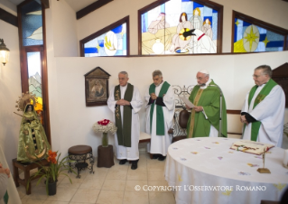 1-Voyage apostolique : Paroles du Saint-Père à l'occasion de la remise de deux décorations à la Vierge de Copacabana, Patronne de la Bolivie 