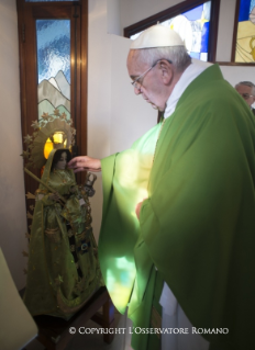 2-Voyage apostolique : Paroles du Saint-Père à l'occasion de la remise de deux décorations à la Vierge de Copacabana, Patronne de la Bolivie 