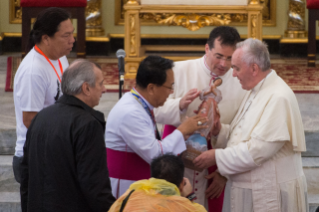 1-Sri Lanka - Filippine: Incontro con Sacerdoti, Religiose, Religiosi, Seminaristi e famiglie dei superstiti 