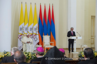 2-Voyage apostolique en Arménie : Rencontre avec les autorités civiles et avec le Corps diplomatique
