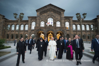 8-Voyage apostolique en Arménie : Rencontre avec le Catholicos au Palais apostolique