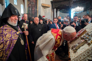 15-Viagem Apostólica à Armênia: Momento de oração na Catedral Apostólica 