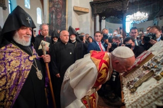15-Voyage apostolique en Arm&#xe9;nie : Visite de pri&#xe8;re &#xe0; la cath&#xe9;drale apostolique
