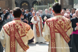 0-Voyage apostolique en Arm&#xe9;nie : Visite de pri&#xe8;re &#xe0; la cath&#xe9;drale apostolique