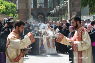 1-Voyage apostolique en Arm&#xe9;nie : Visite de pri&#xe8;re &#xe0; la cath&#xe9;drale apostolique